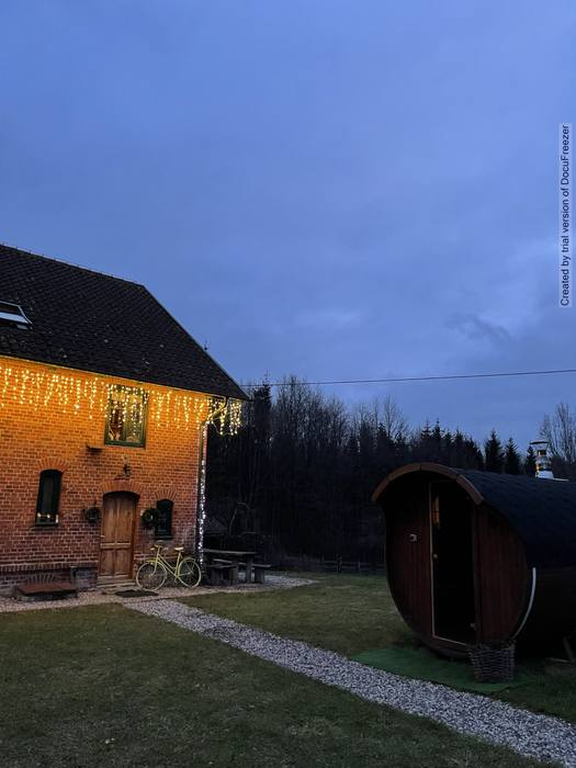 Gajówka zimą — leśniczówka z 1880 w śniegu, sauna i balia całoroczne